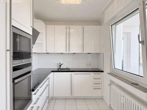 Küche mit EB-Küche - Sonniger Südbalkon - attraktive Wohnung im 5. OG mit Aufzug und hochwertiger Küche