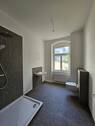 Masterbad mit ebenerdiger Dusche - 5 Zimmer Etagenwohnung in Dresden