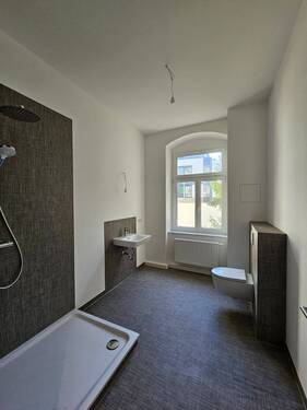 Masterbad mit ebenerdiger Dusche - 5 Zimmer Etagenwohnung in Dresden