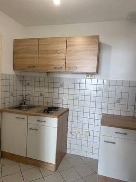 Flur mit neuer Miniküche - 1 Zimmer Etagenwohnung zur Miete in Pforzheim