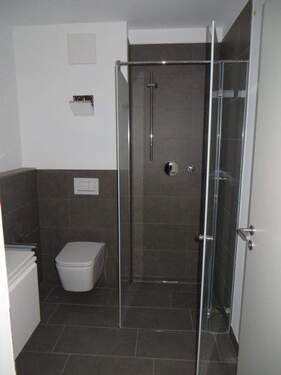 hochwertig ausgestattetes Bad - 