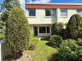 Südansicht mit Garten - Raumwunder in Ditzingen: 'Familienfreundliches REH mit Terrasse, Garten, TG-Platz und EBK'