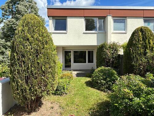 Südansicht mit Garten - Raumwunder in Ditzingen: 'Familienfreundliches REH mit Terrasse, Garten, TG-Platz und EBK'
