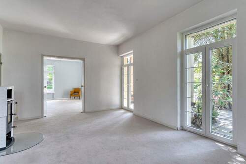 Helles Wohnzimmer mit Sprossenfenstern - 7 Zimmer Mehrfamilienhaus, Wohnhaus zum Kaufen in Darmstadt