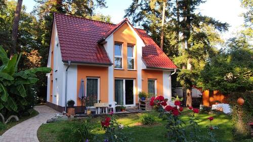 Hausansicht Gartenseite - Schönes Haus mit sonnigem Garten im Grünen. Möbliert. Provisionsfrei.