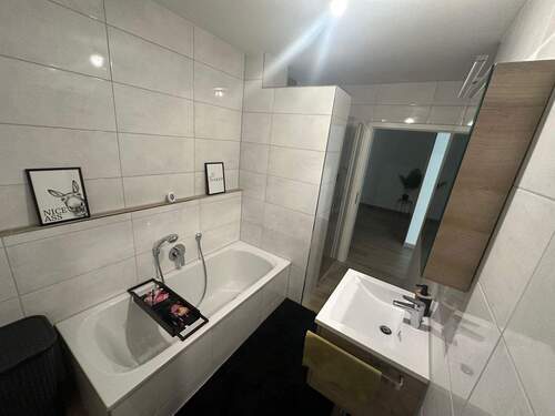 Bad mit Dusche & Wanne - 