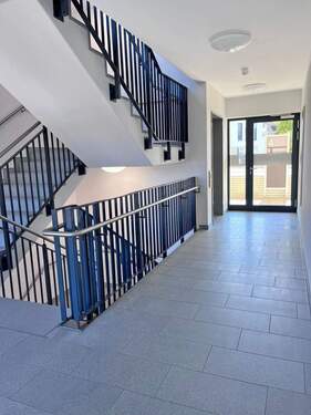 Treppenhaus mit Aufzug! - 