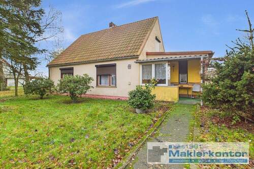 Fassadenansicht - Vielversprechendes sanierungsbedürftiges Einfamilienhaus mit großem Grundstück, Garagen und Ausbaupotenzial