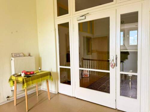 Flur mit Doppeltüren und Dekoration - 