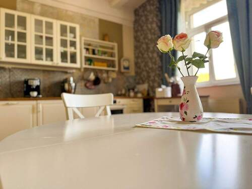 Küche mit Esstisch und Blumen - 