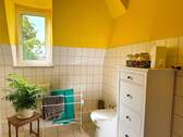 Badezimmer im Dachgeschoss mit ebenerdiger Dusche - 