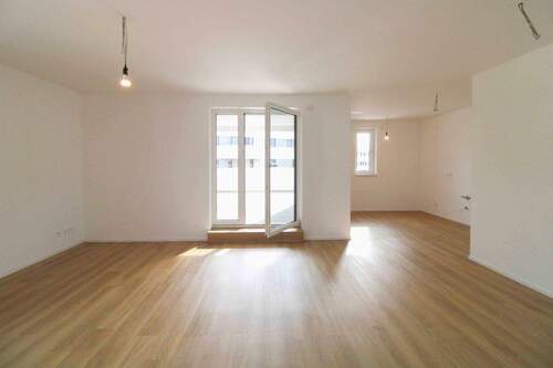 Wohnzimmer mit offener Küche - 