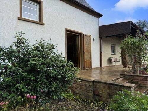 Bild 1 - 2 Häuser auf einem Grundstück - viel Potenzial & idyllischer Garten!