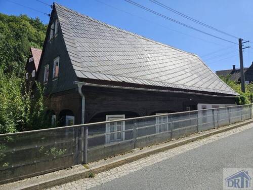 Bild von der Straße - Kleines Haus im Gebirge - 85.000,00&nbsp;EUR Kaufpreis, ca.&nbsp; 120,00&nbsp;m&sup2;&nbsp;Wohnfl&auml;che