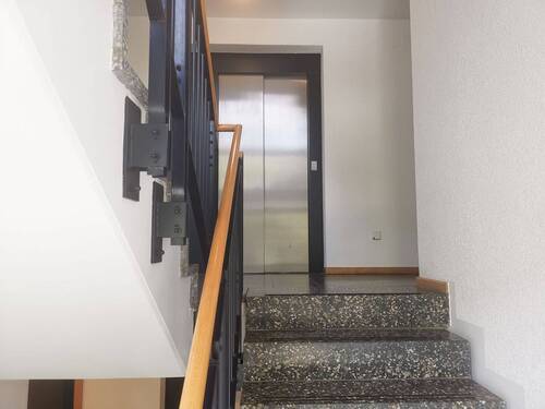 Treppenhaus mit Aufzug - 