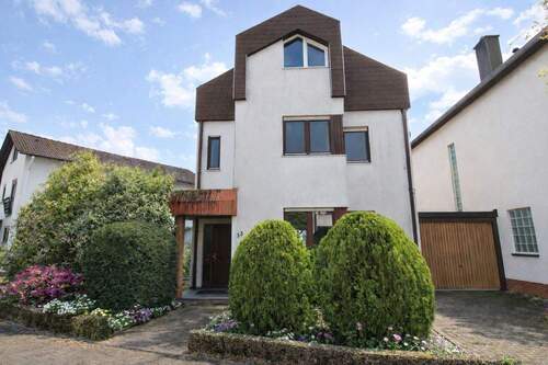 Ansicht - Viel Platz für die Familie - Freistehendes Einfamilienhaus mit Garten, Garage und 3 Stellplätzen