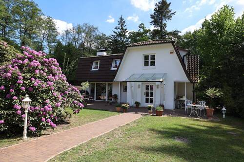 Stilprägend: Mansarddach, weiße Holzfenster - Einzigartiges Immobilienensemble in herrlicher Lage - Stilvoll wohnen auf 7.500 m² mit Bachlauf
