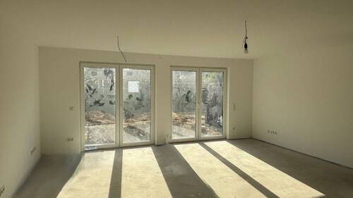 Wohnbereich mit Ausgang zur Terrasse und Garten - 