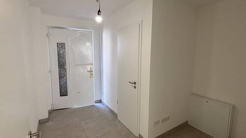 Eingang + Flur - 