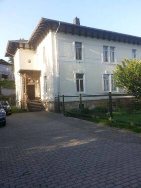 Einfahrt - 5 Zimmer Etagenwohnung in Klingenberg