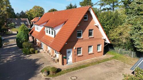 Luftbild - Top gepflegtes Mehrfamilienhaus im Landhausstil im Ortskern von Pattensen!