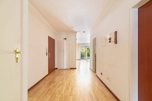 Weitläufiger Flur mit Einbauschrank - 3 Zimmer Etagenwohnung in Hamburg