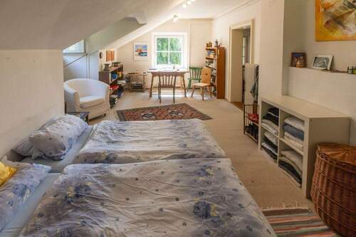 Zimmer, drei Fensterfronten - 