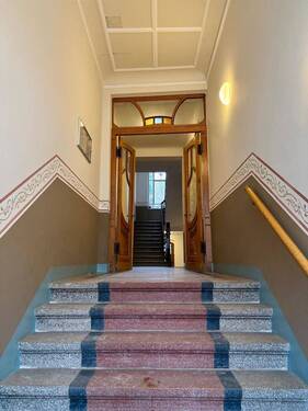 Hauseingang (Treppenhaus) - Etagenwohnung mit 139,00 m&sup2; in Halle zum Kaufen