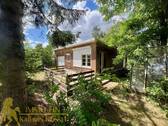 Südansicht mit Terrasse - Wohnoase im Grünen: Ein Bungalow zum Verlieben