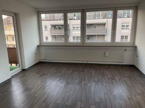 Wohnen/Schlafen - Großzügige 1-Zimmer-Wohnung mit Balkon und kleiner Küchenzeile - Stadtteil Rennweg