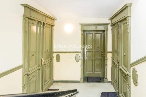 Beispiel Treppenhaus - 2007 kernsaniertes Wohn- und Geschäftshaus im gefragten Helmholtzkiez - Energieeffizienzklasse C