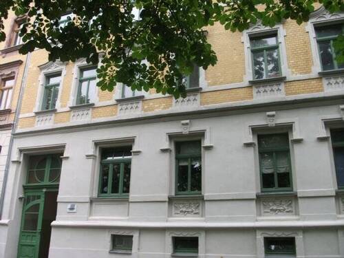 Hausansicht - MIT DUSCHE- Süsse 2-Raum-Wohnung mit Laminat in guter Lage