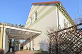 seitliche Hausansicht mit Carport - 