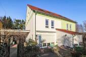 Haus Frontansicht - !!!SOFORT BEZUGSFREI!!! Traumhafte Doppelhaushälfte in idyllischer Lage von Dresden-Weissig