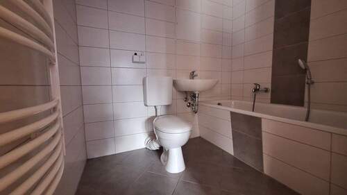 gefliestes Bad mit Wanne - Etagenwohnung mit 70,40 m&sup2; in Görlitz zur Miete