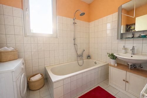 Wannenbad mit Waschmaschinen-Anschluss - 