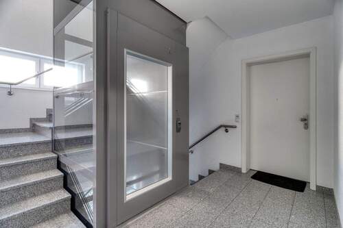 Treppenhaus mit Lift.jpg - 