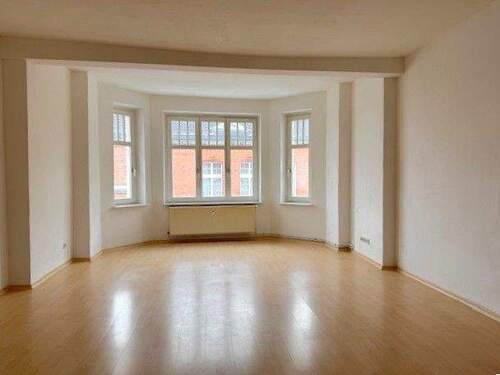 Wohnzimmer - 2 Zimmer Etagenwohnung zur Miete in Güstrow - Schweriner Viertel