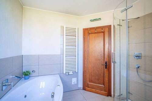 ... und mit einer Dusche, einer Wanne und einer Fußbodenheizung ausgestattet. - 