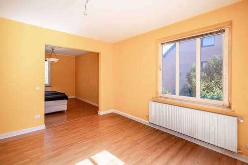 Die Räumlichkeiten sind von drei Seiten belichtet und haben Zutritt zum Balkon. - 