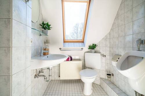 Das Dachgeschoss besitzt ein eigenes Duschbad. - 