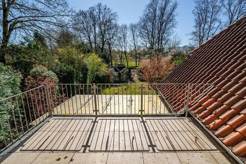 Vom Südwest-Balkon schaut man auf angrenzende Wiesen und Felder. - 