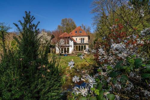 Das Grundstück ist vor Blicken Fremder geschützt. - 