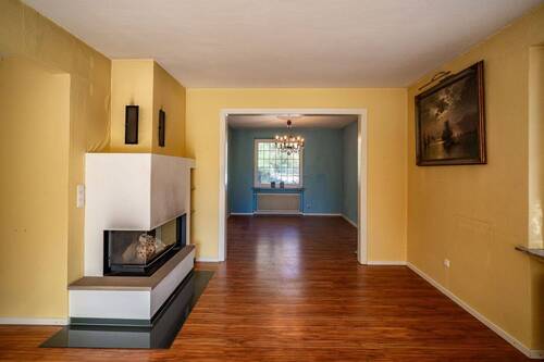 Ein Kamin sorgt für eine angenehme Wohnatmosphäre. - 6 Zimmer Einfamilienhaus in Gütersloh