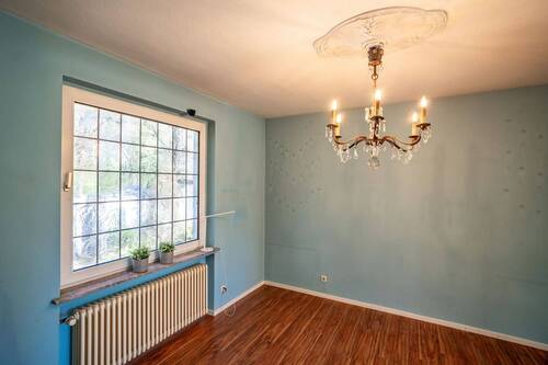 Esszimmer und Küche sind durch eine charmante Schiebetür getrennt. - 