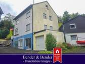 Ansicht Straße - Gepflegtes Ein-Zweifamilienhaus mit Garage und Gartengrundstück!