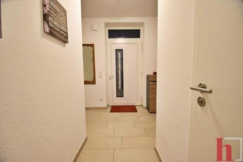 Eingangsbereich mit Tür - 4 Zimmer Doppelhaushälfte in Visbek