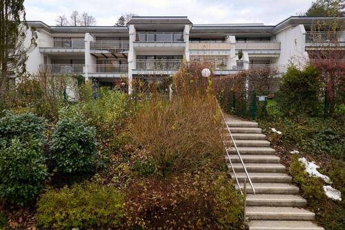 Hausansicht - Wohnung mit Süd-Loggia, Terrasse und Garten