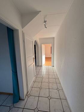 hinterer Flur: Blick Richtg. Wohn-/Esszimmer - 