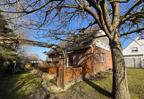 Grundstück mit altem Baumbestand - **GEMÜTLICH + FAMILIENGERECHT**Wohnhaus mit Vollkeller**Großzügiges Grundstück in Waldnähe**